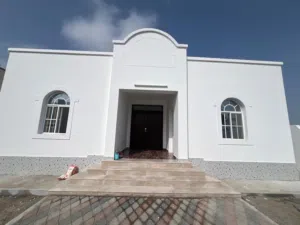 للإيجار - منزل في المعبيلة السادسة بحوش خارجي واسع جدًا