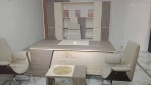 مكتب مدير مع جانبية ادراج وطاولة فقط