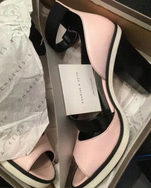 صندل مريح جداً من Charles & Keith مميز جداً لقطة