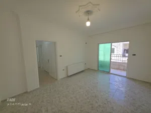 خلدا ـ شقه فارغه للايجار مساحه واسعه دفعات سهله جدا