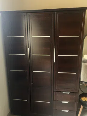 سرير مفرد وخزانة ثلاث ابواب وطاولة تلفاز