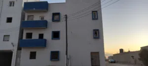 شقه عظم للبيع في منطقه قاريونس.  دور ارضي عماره علي شارعين