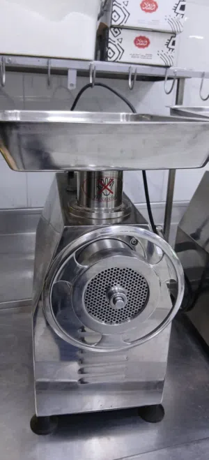 .لاصحاب المطاعم.والملاحم.والسوبرماركت 1.مياكن فرم لحمة واحد فاز استعمال اقل من اسبوع 2.ثلاجة وقف دفة