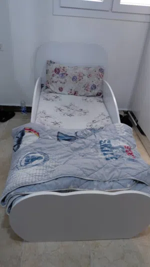 سرير اطفال بحالة جيدة