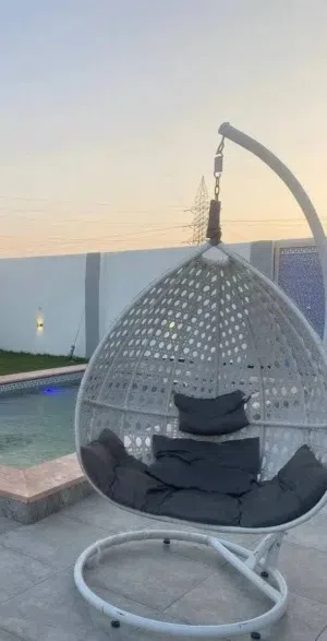 هيكل بجميع خدماته وأرض مجاورة له