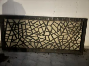 باب حديد نظيف