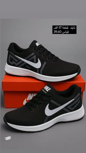 Comfort Shoes . Nike . 404