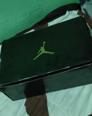 بوت ماركة نايكي جوردن (Nike Air Jordan).