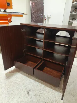 بوفيه خشب فاخر من ماركة Ethan Allen الأمريكية مع طاولتين جانبيات نفس الماركه لاصحاب الذوق الرفيع