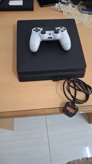 بلستيشن 4 سليم 1 تيرا حاله ممتازه PlayStation 4 slim 1T