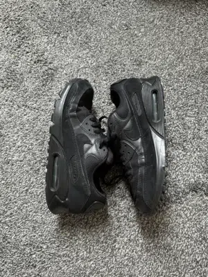 جوتي حذاء اوريجينال Nike Air Max 90 original المقاس 42 الون الأسود الحاله ممتاز