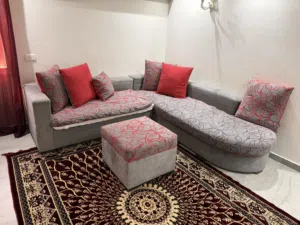 ركنه ممتازة مقاس 2,40 * 2 متر مع بف 60 *60 سم