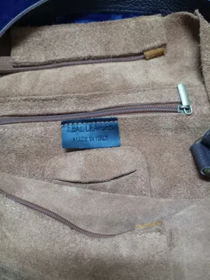 شنطة جلد طبيعي إيطالي (حالة الوكالة) الخامة: جلد سويد فاخر. اللون: هافان/عسلي مميز.