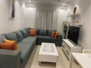 طقم كنب 2x3 بحالة جيدة جداً مع طاولة وسطية