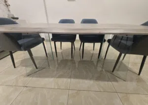 طاولة ا جتماعات بتصميم عصري شبه جديدة للبيع