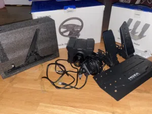 Moza r5 مع الثلاث دواسات وكل شي بس بدون السكان السعر قابل للتفاوض