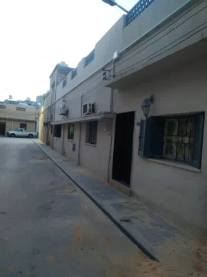 منزل كبير ونظيف فى منطقة الكيزة  قريب من مصحة السندات