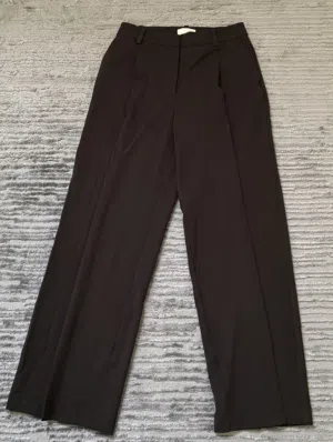 تصفية عاجلة- بنطلون H&M جديد غير مستخدم
