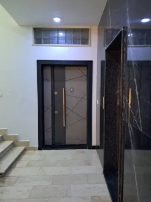 شقة بالدور السادس زاوية الدهماني تشطيب حديث