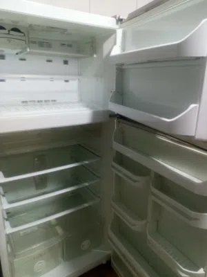 ثلاجه بحال الوكاله ولا شخط نوع اريستون اكبر حجم للبيع بسعر البلاش