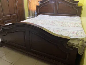سرير ودولاب بحالة ممتازة كالجديد