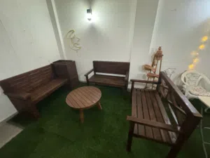 جلسه كراسي وطاوله خشبيه