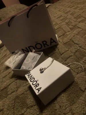 اسواره pandora’s اصلي مختوم مع وصل شراء من فرع مكه مول جديده غير ملبوسه