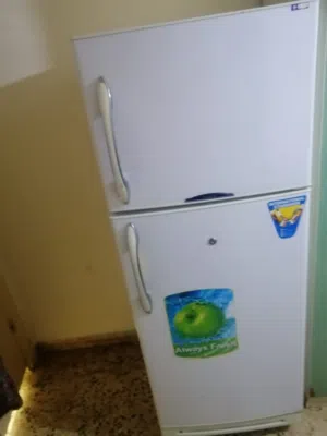 ثلاجه للبيع شبه جديده