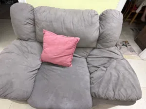 طقم كنب مكون من سبع مقاعد