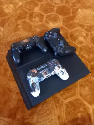 بلايستيشن4FAT ايدتين 2 اصليات بس بدهن قاعده شحن وايد كوبي يعني 3ايادي و5 اقراص