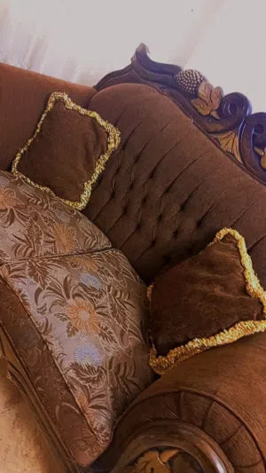 طقم كنب فاخر وسرير وبيرو للبيع