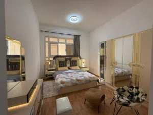 متاح غرفه وصاله بالمشرف بركن وانترنت ويوجدايضا استوديوهات للايجار