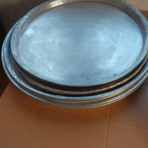 صينيتين المنيوم حجم 40 سم و50 سم ....سدور المنيوم ثقيل وسميك بحاله ممتازه احجام بين 50سم و60 سم عدد