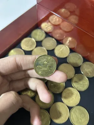 عدد 21 coins من فئة 1دولار كندي بتواريخ مختلفه وعملات تذكاريه قيمتهم 21 دولار