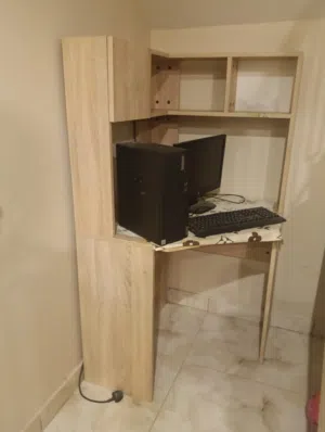 للبيع طاولة مكتب مع مكتبة علوية - يوجد قطعتان