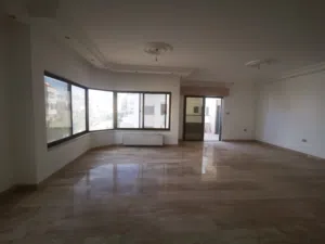 شقة مميزة طابق ثاني 335م في أرقى مناطق الرابية بسعر لقطه ومميز/ ref 1906
