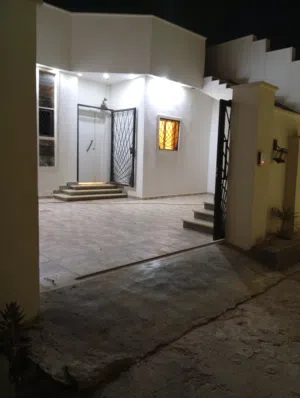 السلام عليكم ورحمه الله  منزل للبيع في عين زاره بالقرب من مثلث الاستراحه الحمراء
