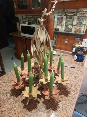 ثريات اثرية تضاء بالشمع