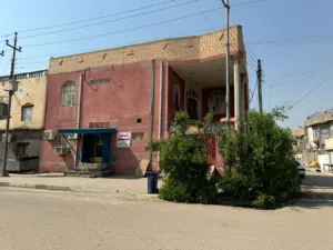 بيت ركن في منطقة الكزيزة في الشارع الوسطي للمنطقة للبيع شارع تجاري وكافة الخدمات متوفرة ماء كهرباء
