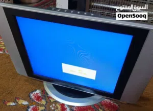 شاشة UMC مقاس 15 بوصة (تلفزيون وشاشة كمبيوتر) بحالة ممتازة وبيها مجال بالسعر