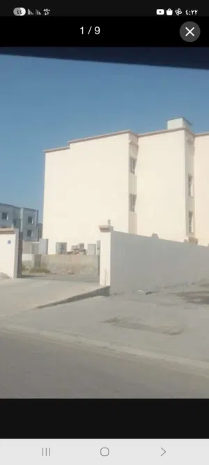 شقه ارضيه واسعه ونظيفه