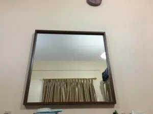 مرآة كبيرة بإطار خشبي