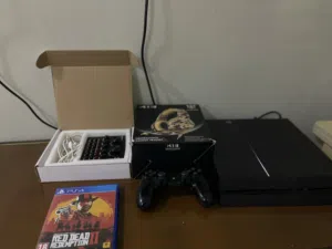 للبيع بليستيشن 4  مافيها مشاكل وياها كلشي فل صوره مكلفتني لغراض كامل حدود