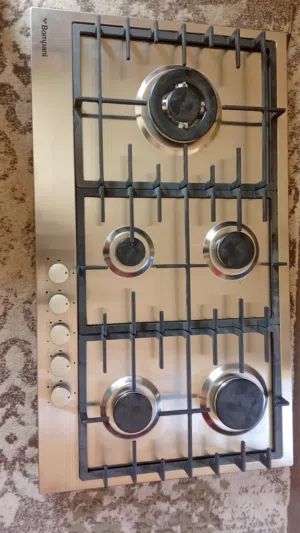 سطح غاز مدمج (Built-in Gas Hob) من ماركة بومباني (Bompani).