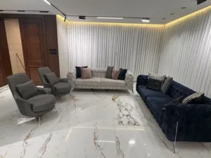 طقم كنب بحالة الوكالة للبيع يحتوي على كنباي ثلاث مقاعد وأخرى مقعدين وكرسين منفردات مع مخدات