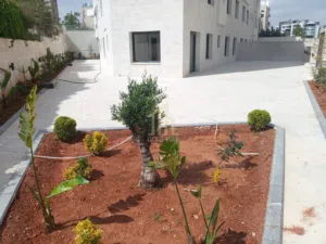 شقة مميزة شبه أرضي 350م في أرقى مناطق الدوار الرابع / ref 1292