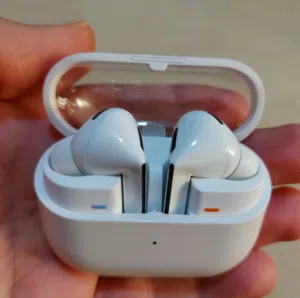 سماعة بلوتوث ( Samsung buds 3pro ) الاصلية الغنية عن التعريف توب نظافة مع الكرتونة مستعملة استعمال ب