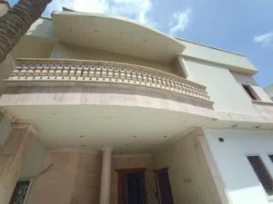 فيلا تجارية سكنية للبيع دورين خليجي وملحق موقع ممتاز بين شارع المعدات وشارع الجعانين قرب جامع الساعة