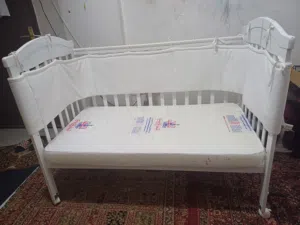 سرير اطفال بحاله ممتازه
