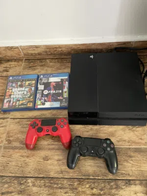 PS4 comes with 2 CD and 2 controllers and other Games installed